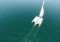 multicoque yacht voiles sur la mer